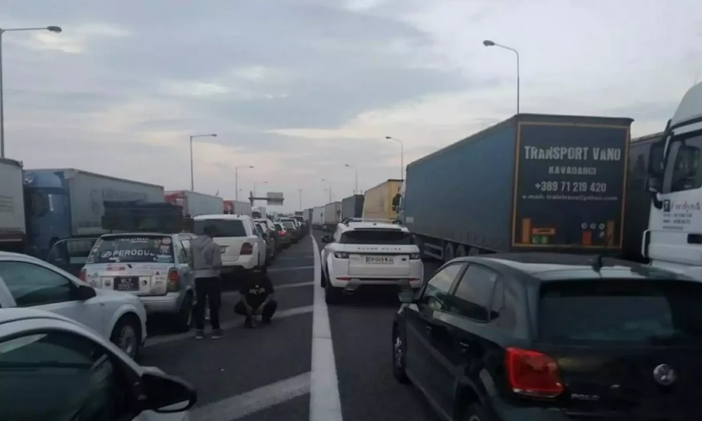 Τουριστική "απόβαση" στον Έβρο: Ουρές χιλιομέτρων στα σύνορα - Τούρκοι έρχονται B. Ελλάδα για διακοπές (Βίντεο)